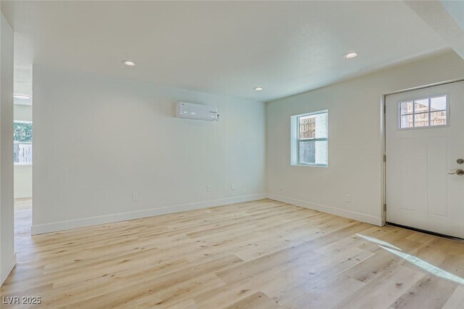 Building Photo - 663 D