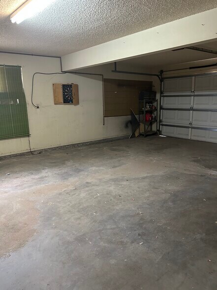 Garage - 1971 Cliffrose Dr