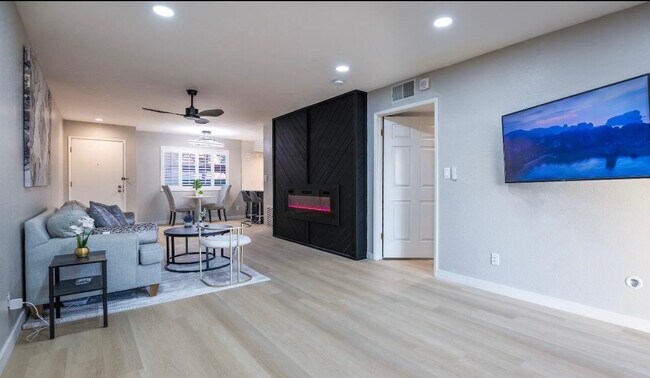 Building Photo - 4303 E Cactus Rd