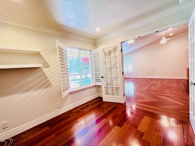 Building Photo - Gorgeous 3Bd/2BA + Den/Office or 4th Bedro...
