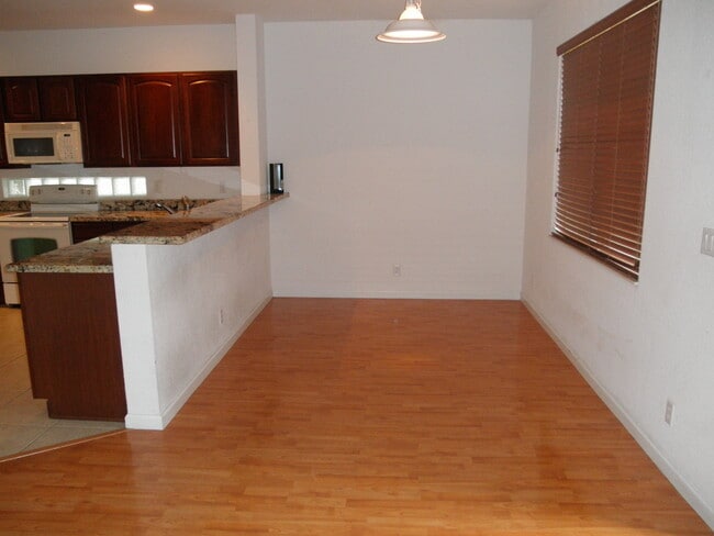 Building Photo - THOUSAND OAKS