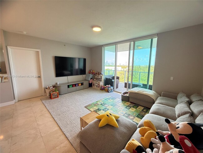 Building Photo - 15051 Royal Oaks Ln