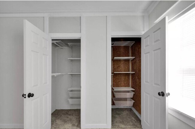 Building Photo - 3 Bedroom Newly Renovated  Apartment with ...