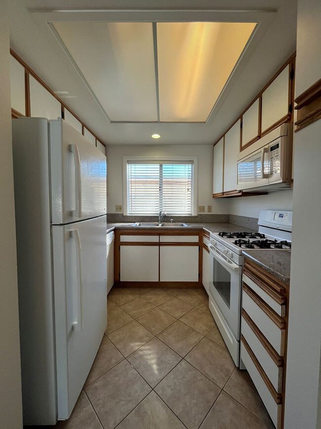 Building Photo - Pet Friendly, 3+2 w/balcony, parking + in-...