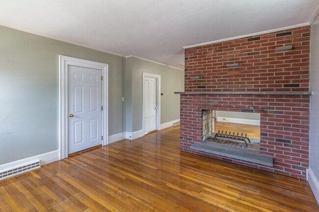 Building Photo - 10 Samoset St