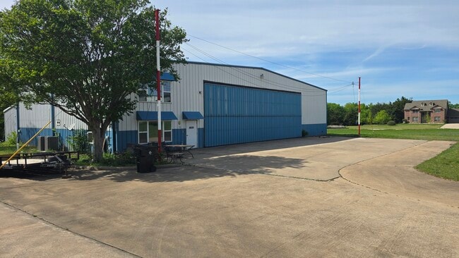 Building Photo - 10190 Doolittle Dr