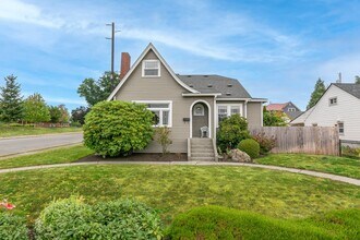 Building Photo - Beautiful Historic Multi Generational home in Heart of Snohomish