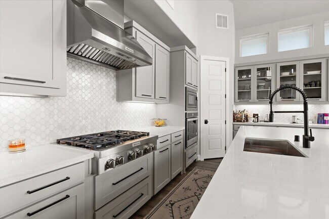 Building Photo - Luxurious in Little Elm
