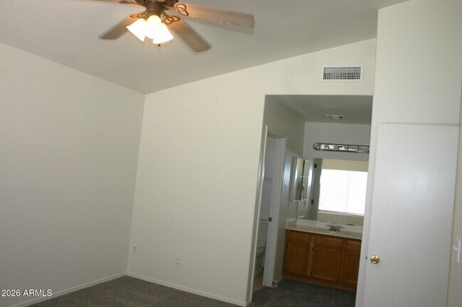 Building Photo - 516 E Vogel Ave