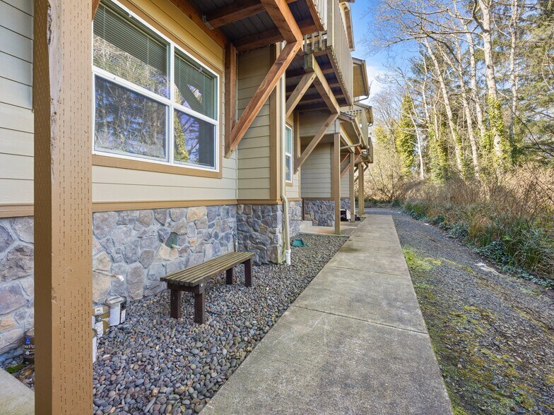 Building Photo - 475 SE 35th St