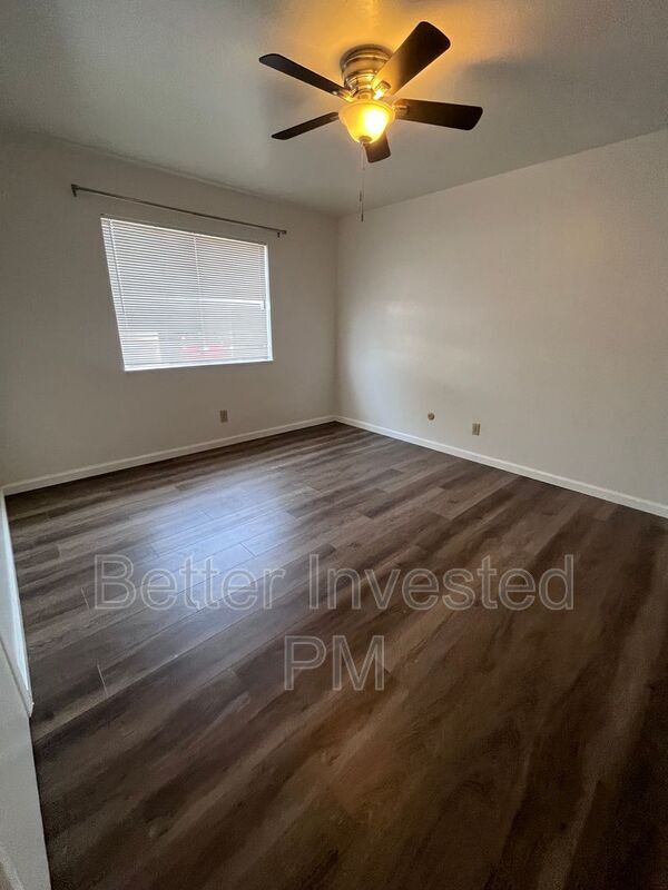 Building Photo - 857 S Oak St