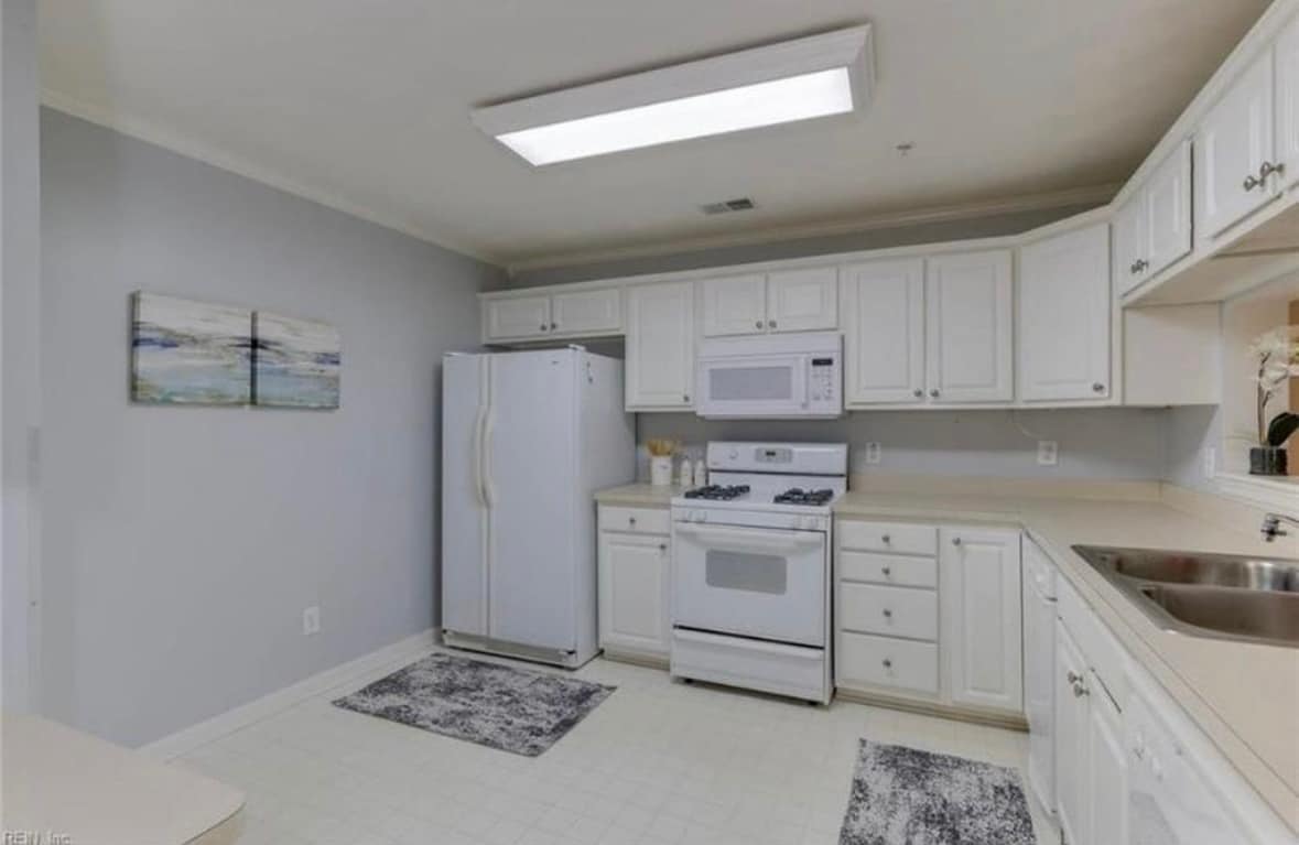 Building Photo - 900 Charnell Dr