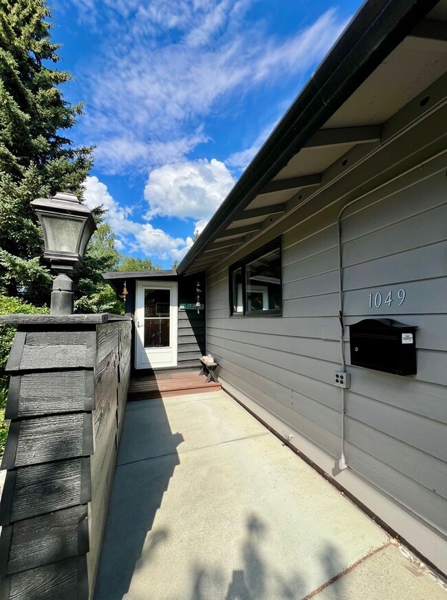 Building Photo - Available Nov 1st / Furnished / 1-Car Gara...