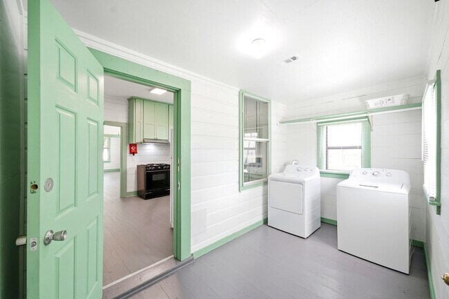 Building Photo - 313 S Blackwell St