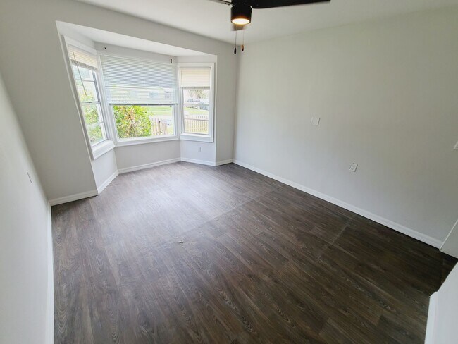 Building Photo - 618 17th Ave S