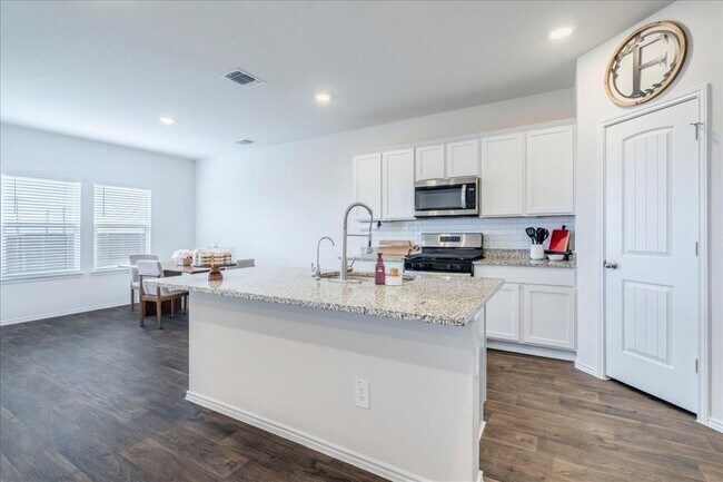 Building Photo - 125 Frogmore Lp