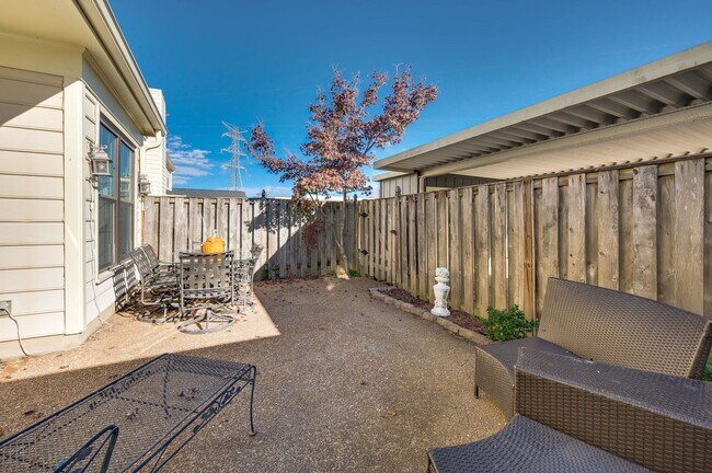 Building Photo - Awesome 4BR/3BA end-unit townhouse in the desirable River Plantation neighborhood!