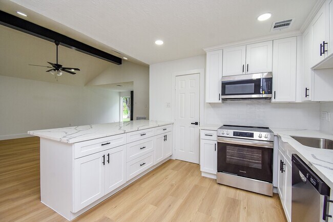 Building Photo - 1815 Mustang Springs Dr