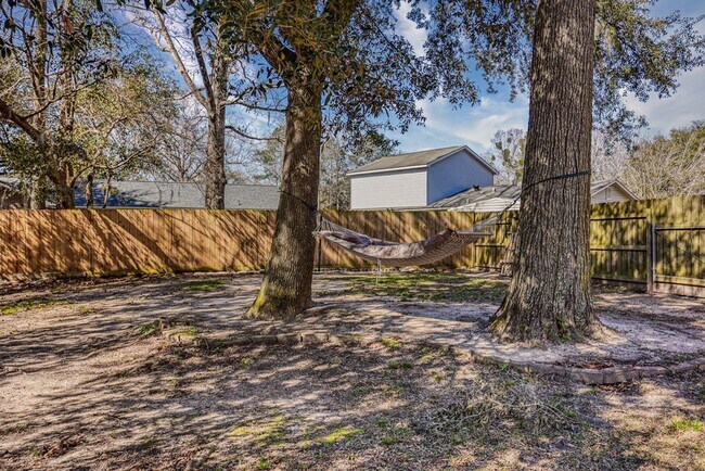 Building Photo - 3 BED | 3 BATH | POOLER | FURNISHED
