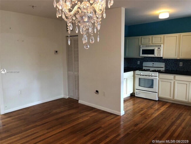 Building Photo - 9040 Collins Ave