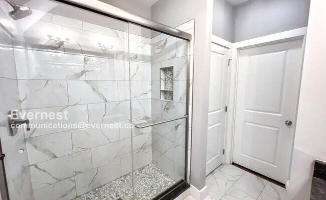 Building Photo - 50% Off First Month Rent! Spacious 4-Bedroom Home with Modern Amenities / Pet-Friendly / Availabl...