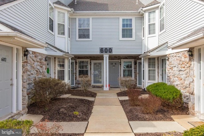 Building Photo - 604 Mews Dr