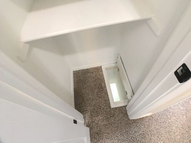 Building Photo - Stunning 4 bedroom in La Cueva area. Spacious layout. Refrigerated air! Extra Space!