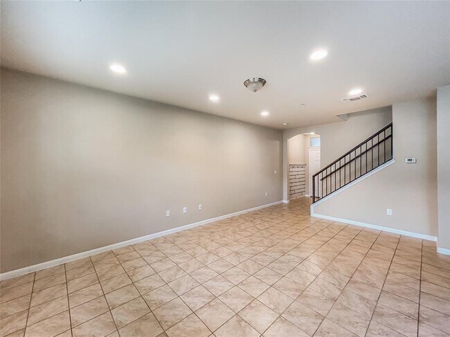 Building Photo - 2880 Donnell Dr