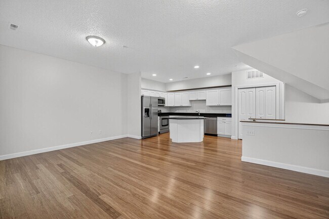 Building Photo - 220 E 37TH St