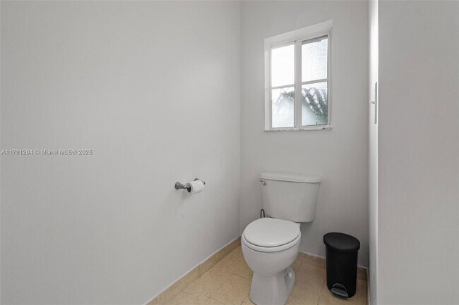 Building Photo - 2609 NE 42nd Ave
