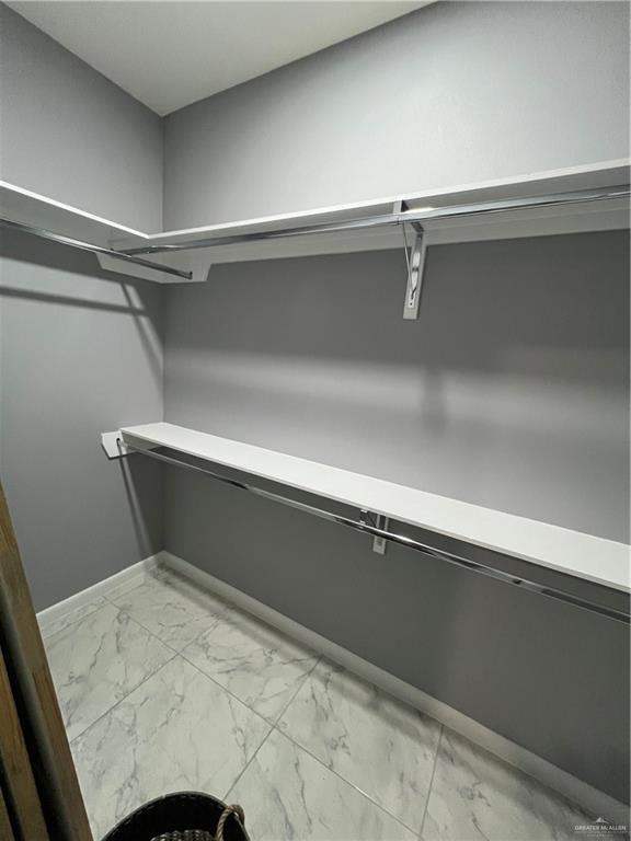 Building Photo - 15 E Iris Ave