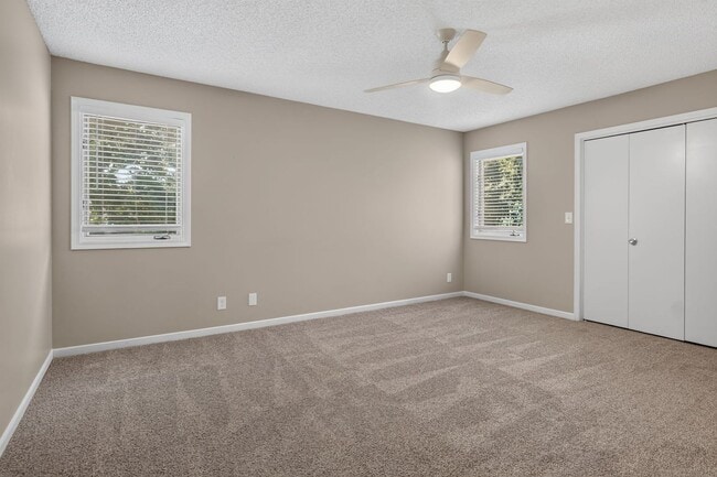 Building Photo - Renovated 3BR/2.5BA Townhome in Blue Valley Schools with Full Basement & 2-Car Garage
