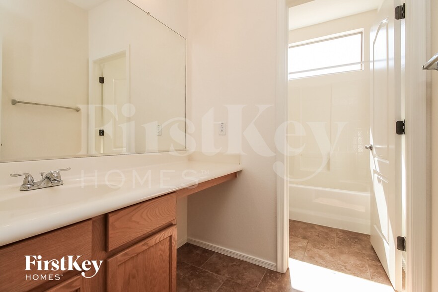 Building Photo - 4142 S Mariposa Dr
