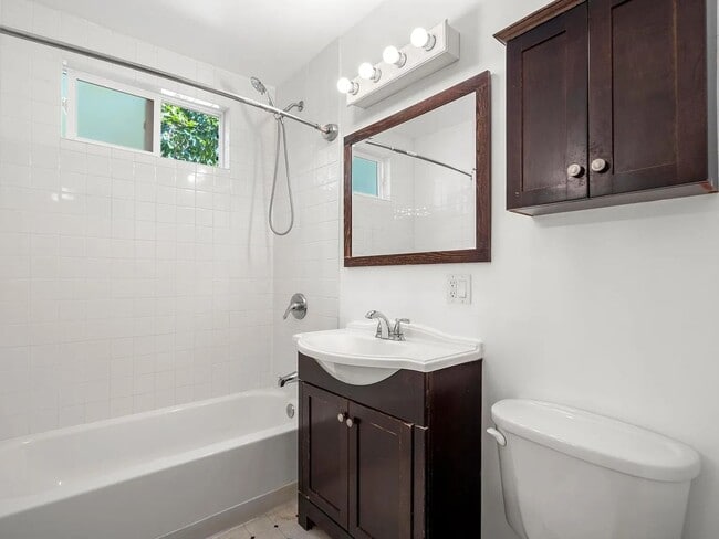 Building Photo - 1044 Manzanita St