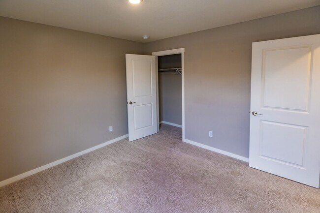 Building Photo - Stunning 4BR House in Berthoud