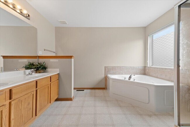 Building Photo - 966 Forest View Way