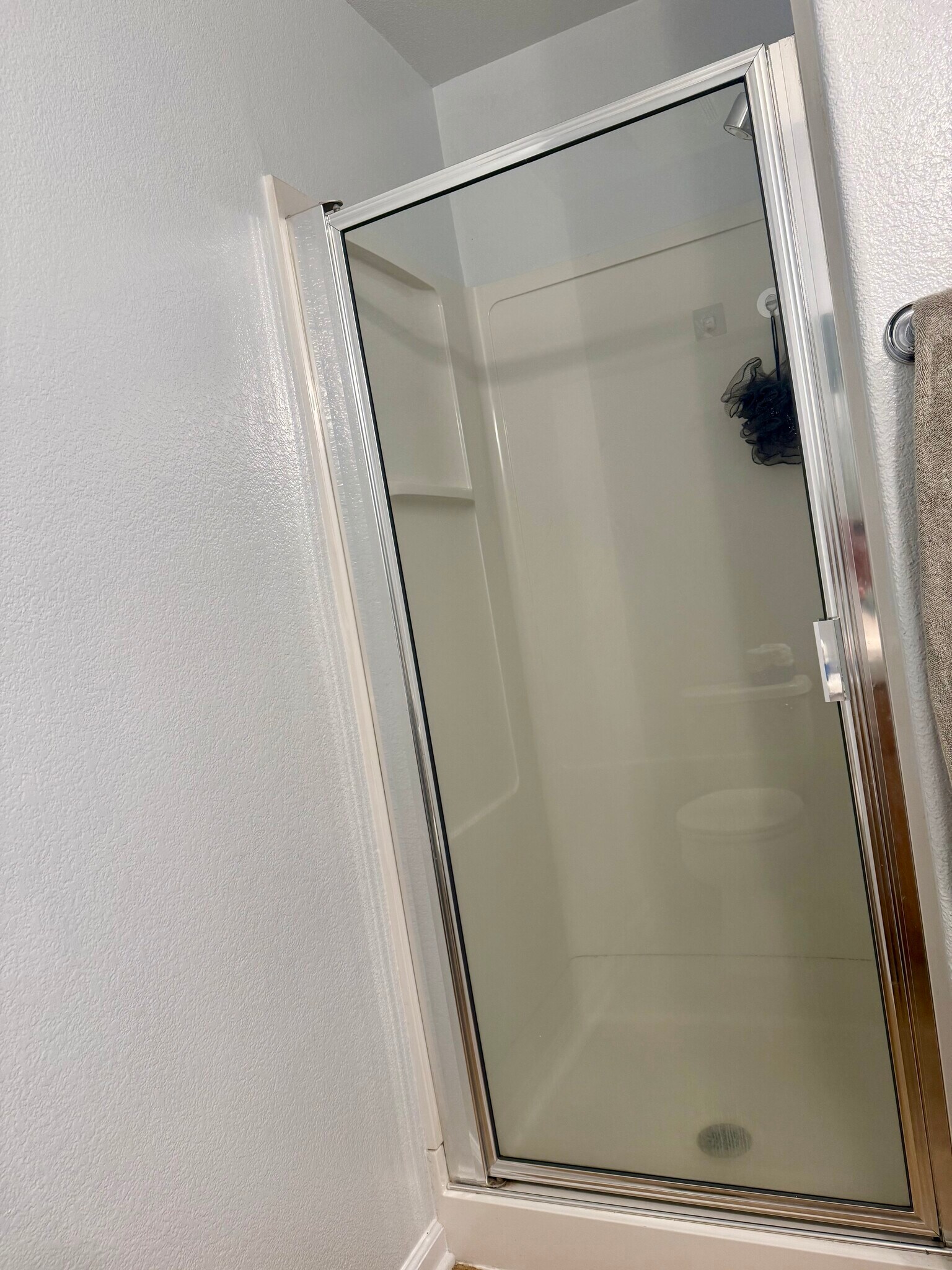 Shower - 1505 Nevin Plz