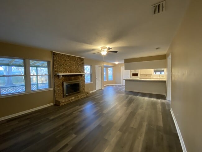 Building Photo - 2 Knightsbridge Pl