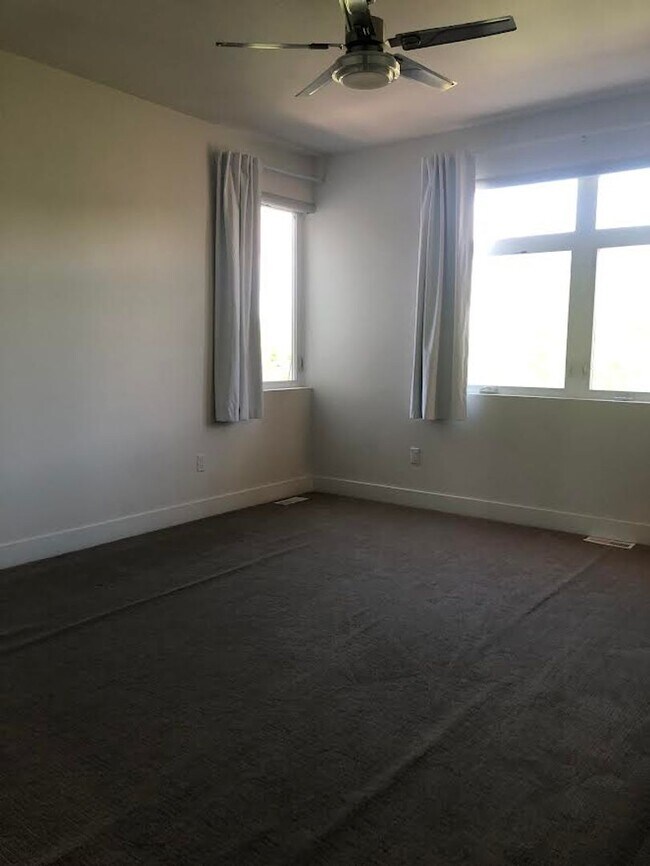 Building Photo - Beautiful 3 Bed, 4 Bath Home, Stunning Views from Rooftop Deck, D-12, close to DT and Military