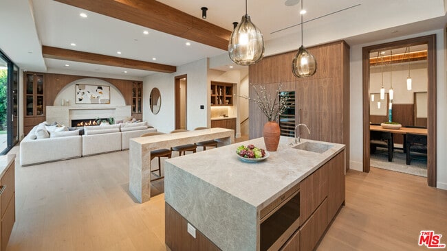 Building Photo - 565 Toyopa Dr