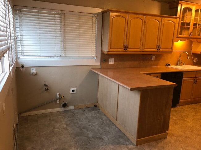 Building Photo - 7902 Clinton Ave