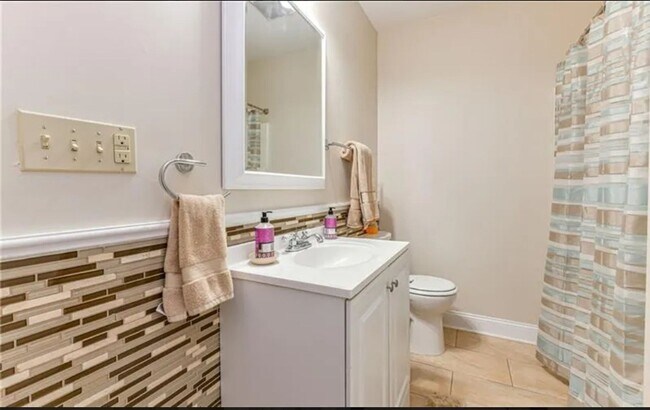 Building Photo - Gorgeous 3 bedroom townhome in Pittsburgh's Fineview Neighborhood