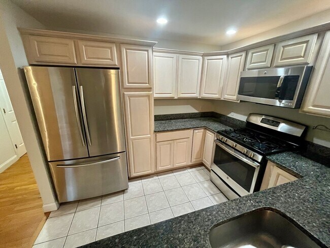 Building Photo - 6 N Park St