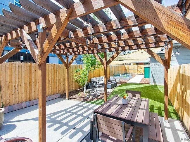 Building Photo - In the Heart of Highlands 2 Bedroom 1 Bath Row Home!