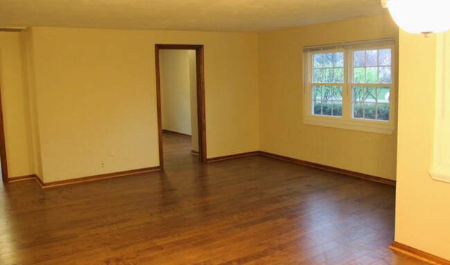 Building Photo - 106 Elmwood Dr