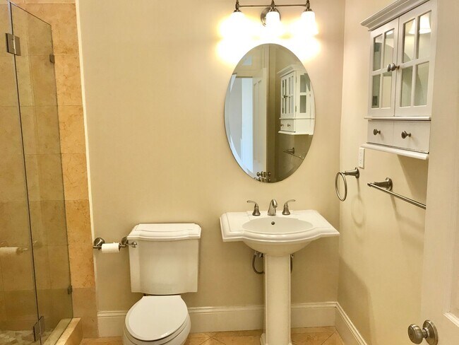 Building Photo - Handsome, Recently Renovated, 3BR/2BA Pac ...