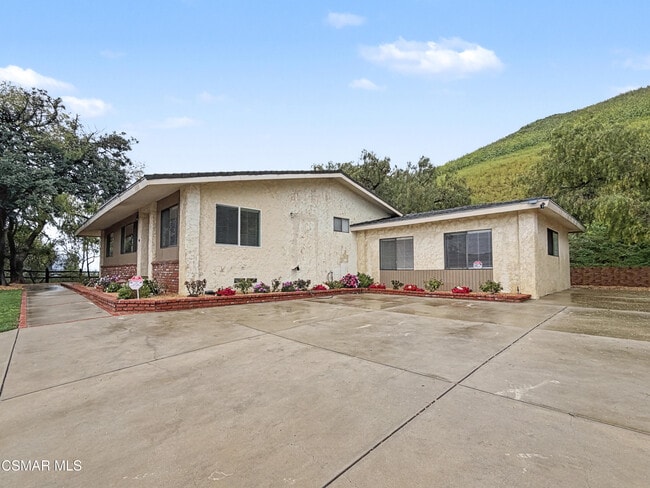 Building Photo - 2485 E Hillcrest Dr