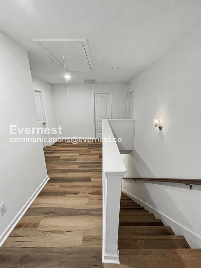 Building Photo - 3 Bed, 2.5 Bath Home with Fenced Yard & Garage / Available Now!