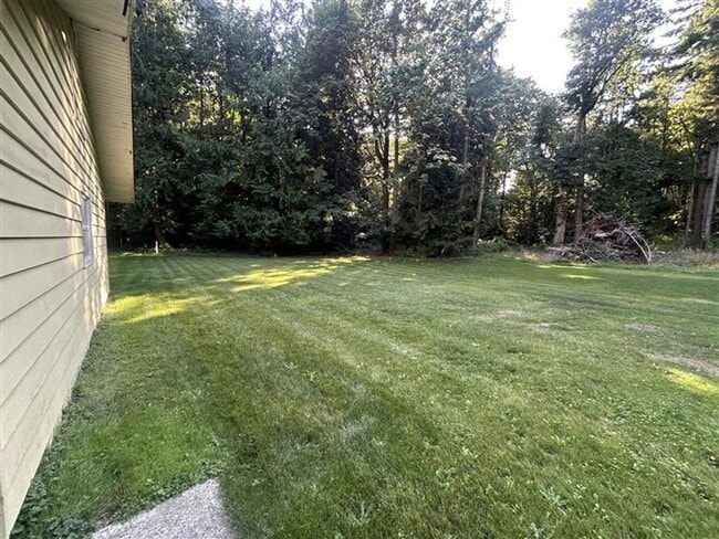 Building Photo - Three Bedroom House for Rent with Large Yard
