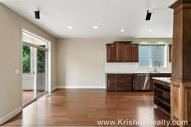 Building Photo - Gorgeous 6 BD* 3 BA* Single Family Home Located In Charming Arbor Meadows In Portland! **Minutes ...
